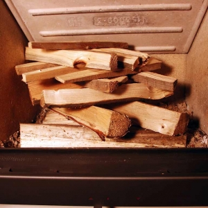 Na ułożone w palenisku kawałki drewna układamy w kratkę szczapki drewna "podpałkowego" tworząc prawdziwe "indiańskie ognisko".
Na ułożone w palenisku kawałki drewna układamy w kratkę szczapki drewna "podpałkowego" tworząc prawdziwe "indiańskie ognisko".