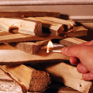 Po ułożeniu szczapek drewna wkładamy między nie kostkę podpałki (jeżeli drewno jest dobrze przygotowane wystarczy jedna sztuka) i po sprawdzeniu czy wszystkie kanały doprowadzające powietrze (pierwsze i wtórne) do paleniska są otwarte podpalamy naszą magiczną kostkę i zamykamy drzwi kominka.
Po ułożeniu szczapek drewna wkładamy między nie kostkę podpałki (jeżeli drewno jest dobrze przygotowane wystarczy jedna sztuka) i po sprawdzeniu czy wszystkie kanały doprowadzające powietrze (pierwsze i wtórne) do paleniska są otwarte podpalamy naszą magiczną kostkę i zamykamy drzwi kominka.